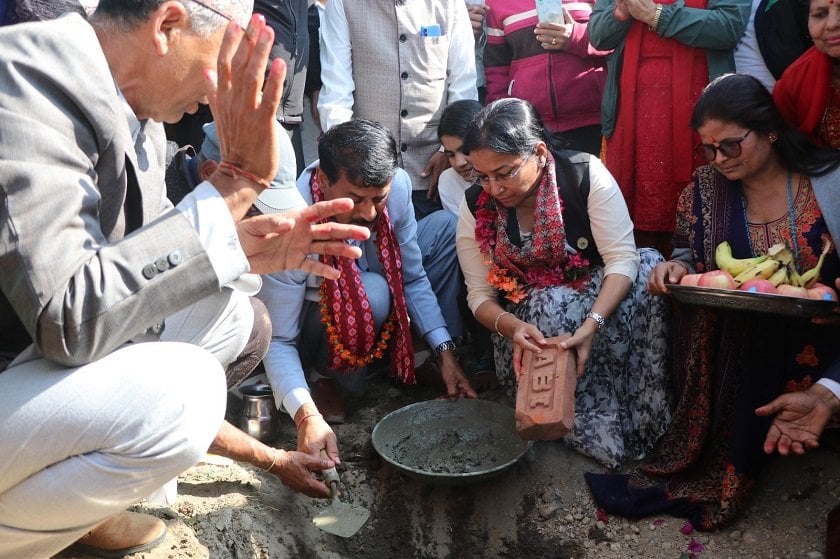 भरतपुर महानगर प्रमुख रेनु दाहालद्वारा स्मार्ट सिटी आयोजना अन्तरगतको दुई सडकको शिलान्यस