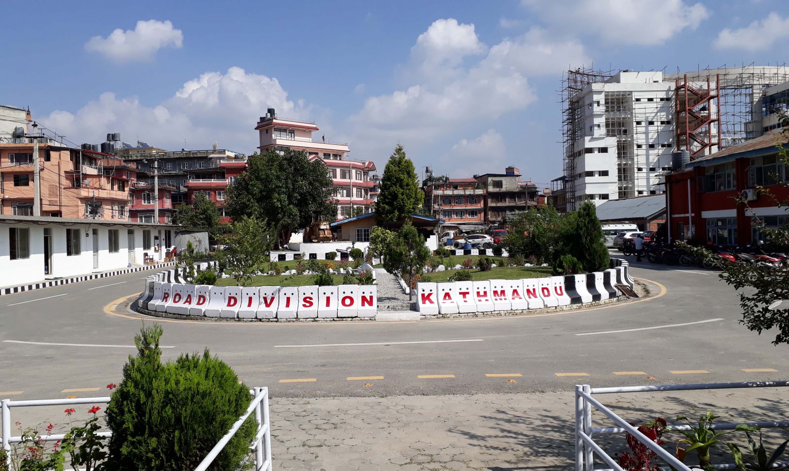 सडक डिभिजन काठमाडौँले ५७ निर्माण कम्पनीलाई १५ दिने स्पष्टीकरण सोध्यो