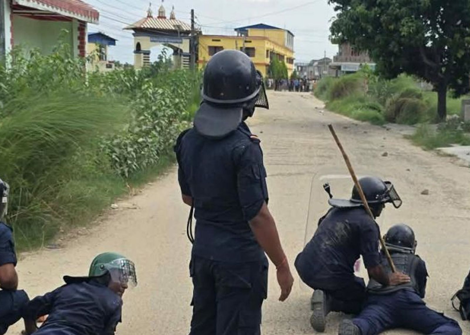 सिरहामा दुई पक्षबीच झडप, प्रहरीको गोली लागेर दुई जना घाइते