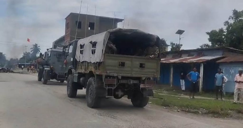 कफ्र्यु उल्लंघन भएपछि कप्तानगञ्जका सडकमा नेपाली सेना