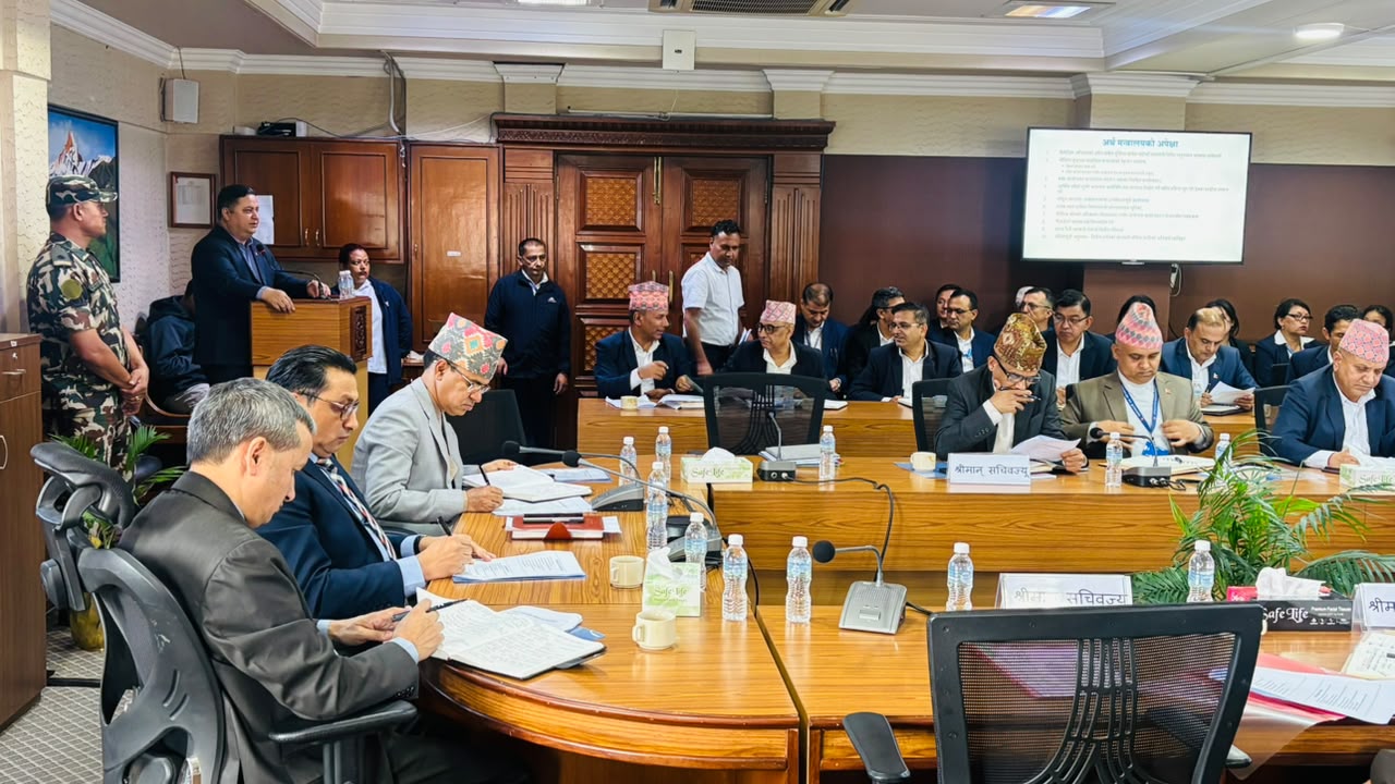 बजेट कार्यान्वयन प्रभावकारी बनाउन अर्थमन्त्रीको सक्रियता, सचिवहरूसँग विशेष छलफल