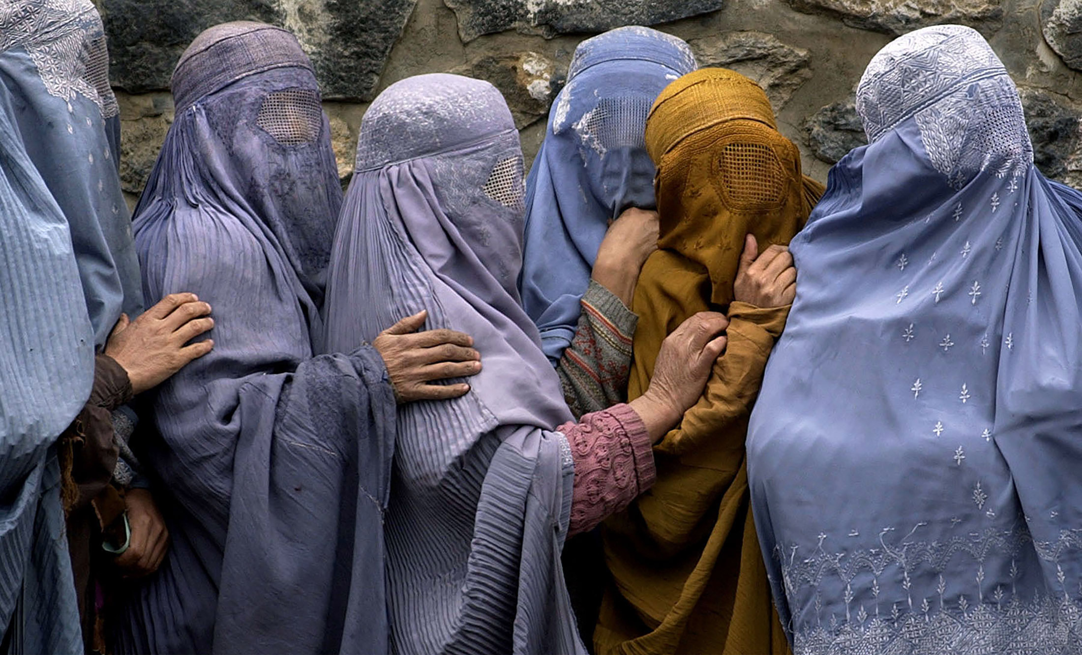 तालिवानको प्रतिबन्धले अध्यारोतर्फ धकेलिदै अफगान किशोरी