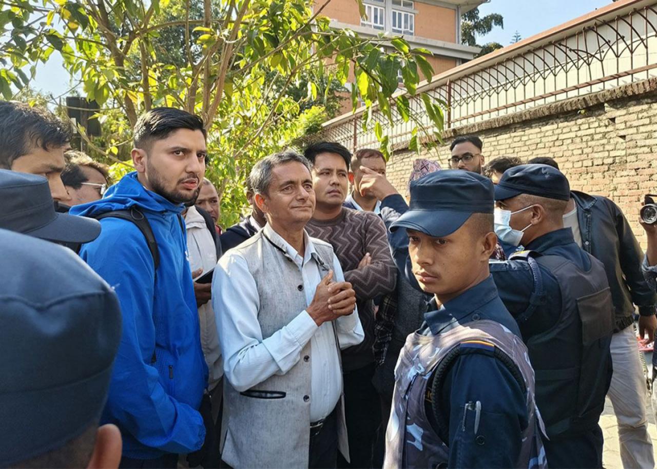 नयाँ सरकार बनेपछि पुँजी बजार घटेको भन्दै लगानीकर्ताद्वारा सिहंदरबार पुगेर विरोध