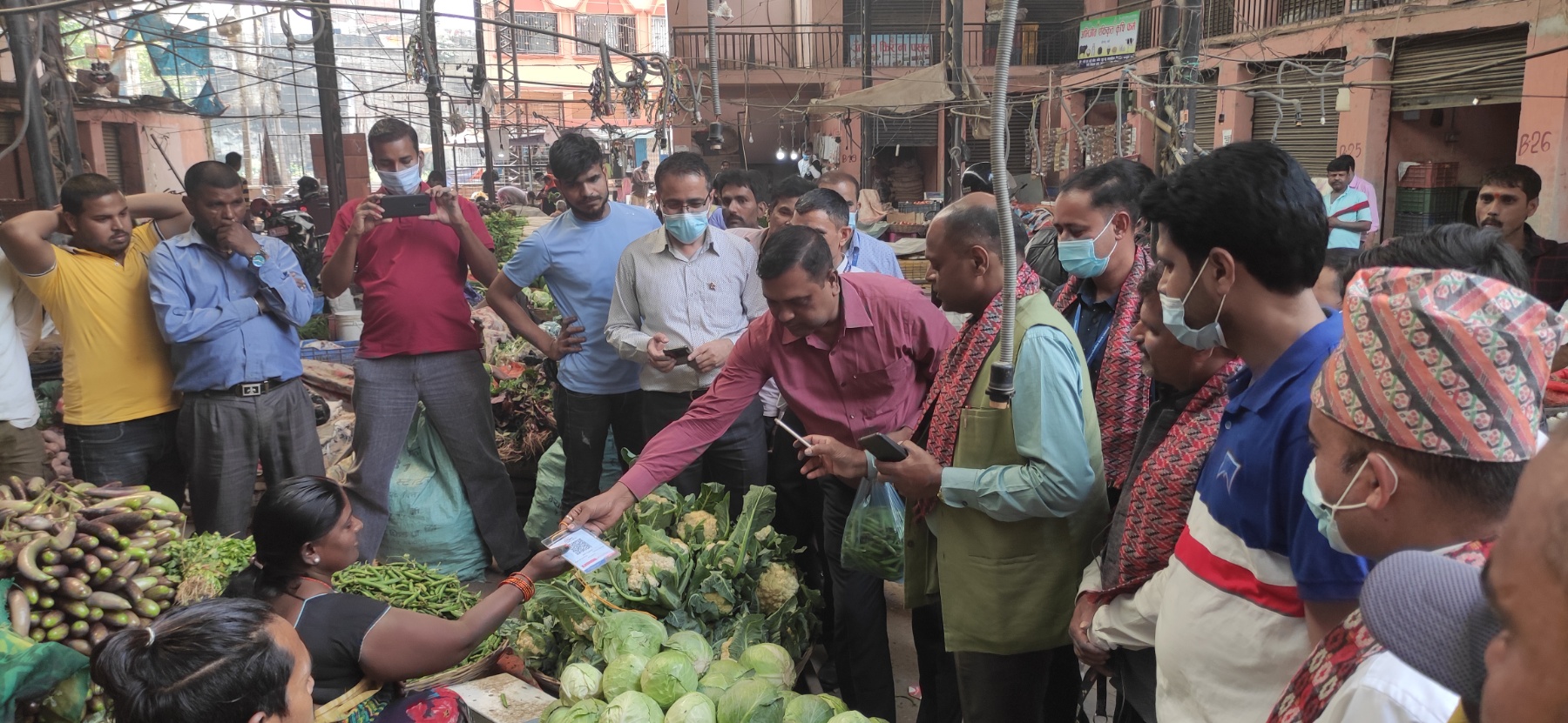 वीरगंज तरकारी तथा फलफुल बजारमा माछापुच्छ्रे बैंकको क्युआर कोड सेवा