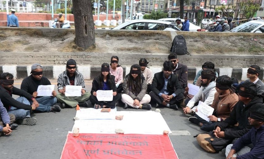 कार्की आयोगको प्रतिवेदन खै ? भन्दै माईतीघरमा युवाहरूको प्रदर्शन